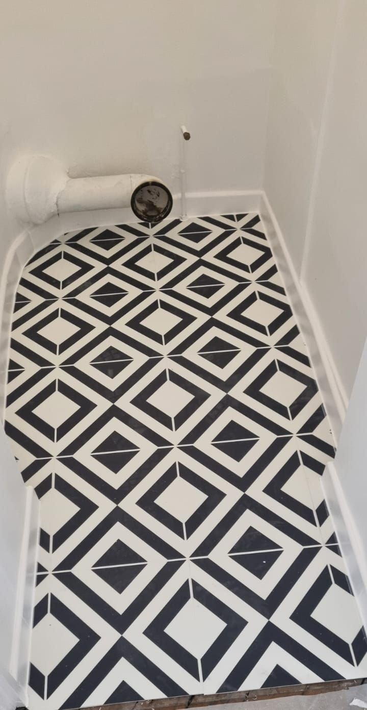 Carrelage graphique noir et blanc dans des toilettes