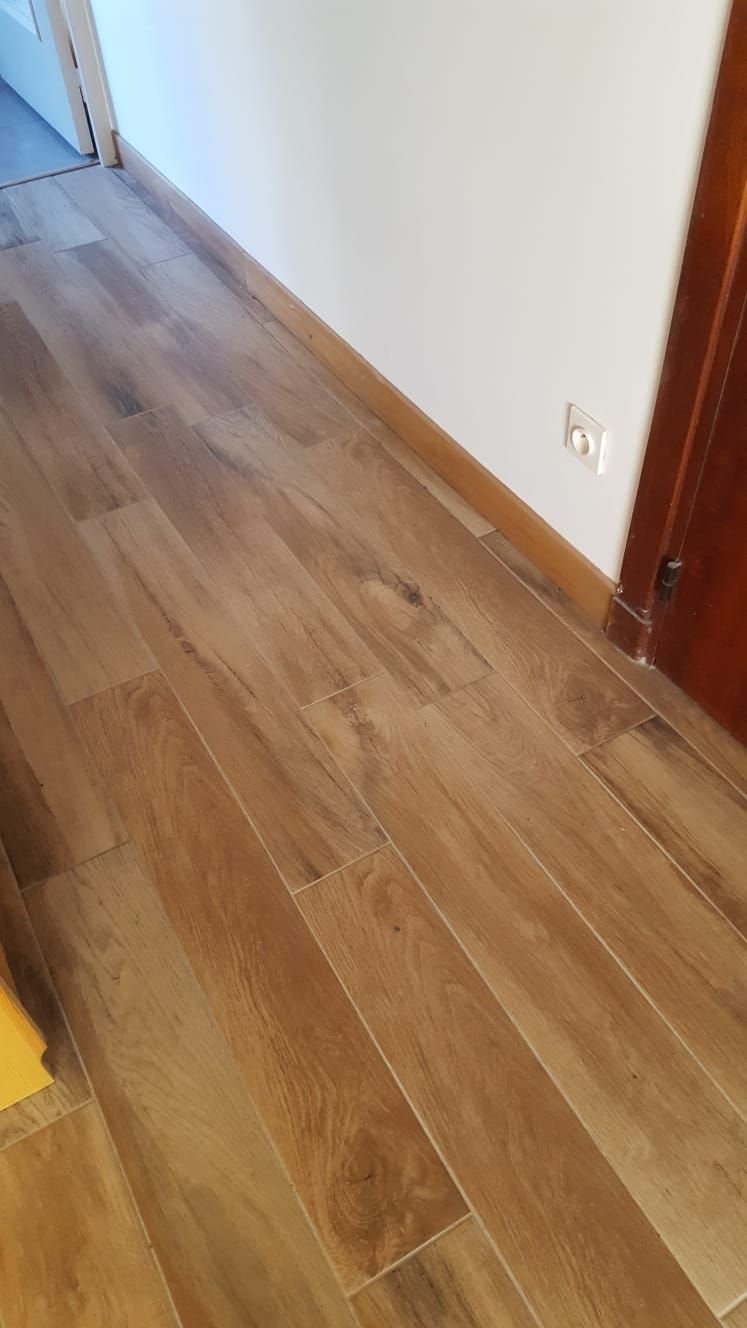 Carrelage imitation parquet posé dans un couloir