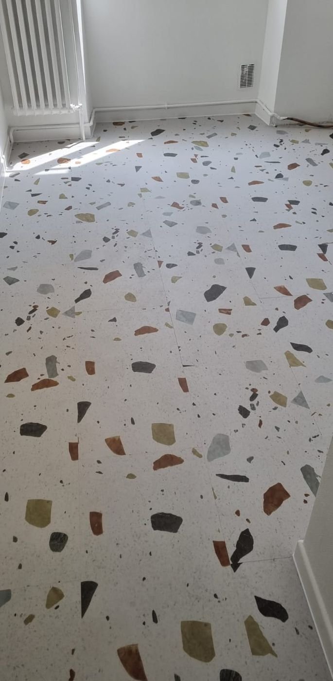 Sol imitation terrazzo dans une pièce lumineuse